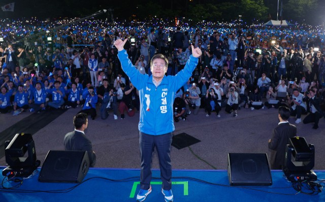 “투표는 미래를 여는 열쇠… 대한민국 지켜달라” <b>이재명</b>, <b>투표 독려</b>