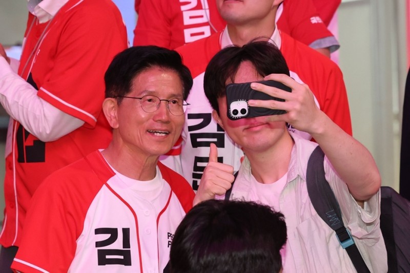 <b>김문수</b> “<b>투표</b>는 ‘방탄유리’ 뚫는 강력한 힘…괴물 총통 독재 막자”