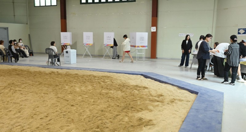 씨름판·예식장·고깃집 ‘이색 투표장’ 눈길… 투표지 찢고, 촬영하다...