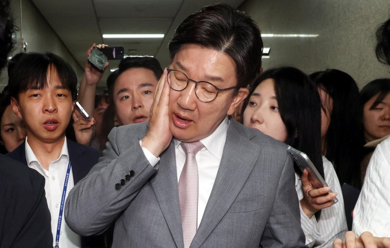 <b>권성동</b>, <b>국민의힘</b> 원내대표직 <b>사퇴</b>…“매서운 회초리 겸허히 수용”