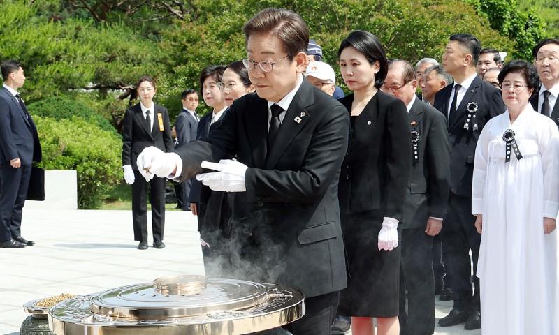 <b>현충일</b> 추념식 참석한 이재명 대통령… “국가 위한 희생에 합당한 <b>보상</b>...