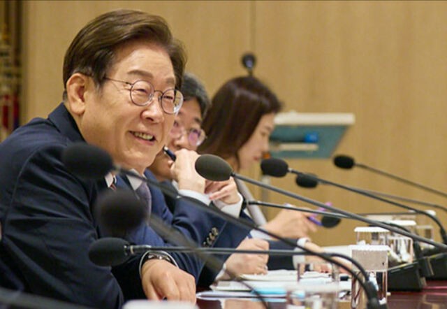 李 <b>대통령</b> “국민이 ‘<b>이재명</b> 잘 뽑았다’ <b>효능감</b> 가질 수 있도록 하겠...