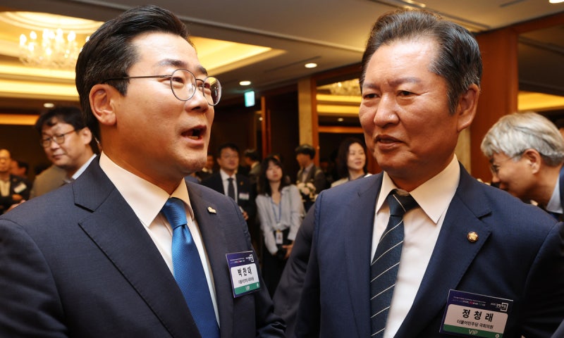 정청래 “난 인파이터” 주장에… <b>박찬대</b> “여당일 땐 아웃복서 더 필요...