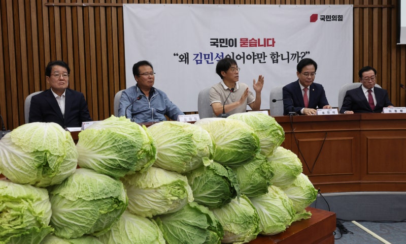 국힘, <b>배추</b> 잔뜩 쌓아놓고… “<b>김민석</b>은 제2의 조국”