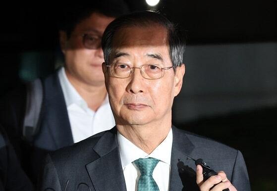 <b>한덕수</b>, <b>내란</b> 특검 조사 13시간 40분 만에 귀가…침묵 일관