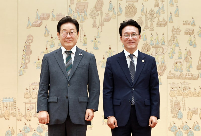 <b>김민석</b> “새벽<b>총리</b> 되겠다”…임명장 받은 첫날, 농민단체 만나고 <b>국회</b>...