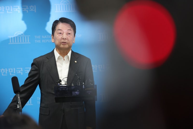 <b>안철수</b> “<b>김문수</b>·<b>한동훈</b>, 저울질 그만…<b>전당대회</b> 함께 출마하자”