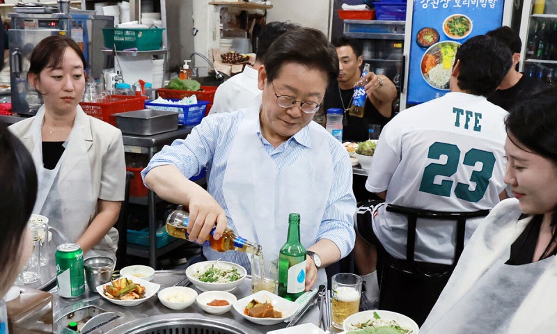 직원들 ‘소맥’ 타 준 <b>이재명 대통령</b> “소비진작 위해 저부터 <b>외식</b>”