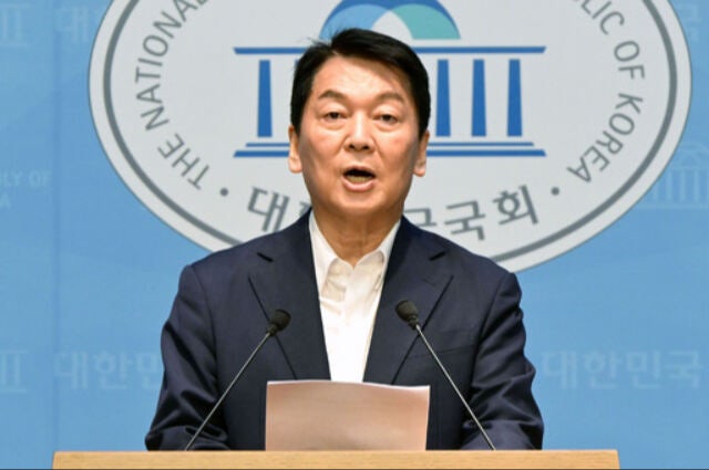 <b>안철수</b> “김어준 뉴스공장이 <b>대통령실</b> 출입?…<b>비판</b> 질문 막으려는 것”