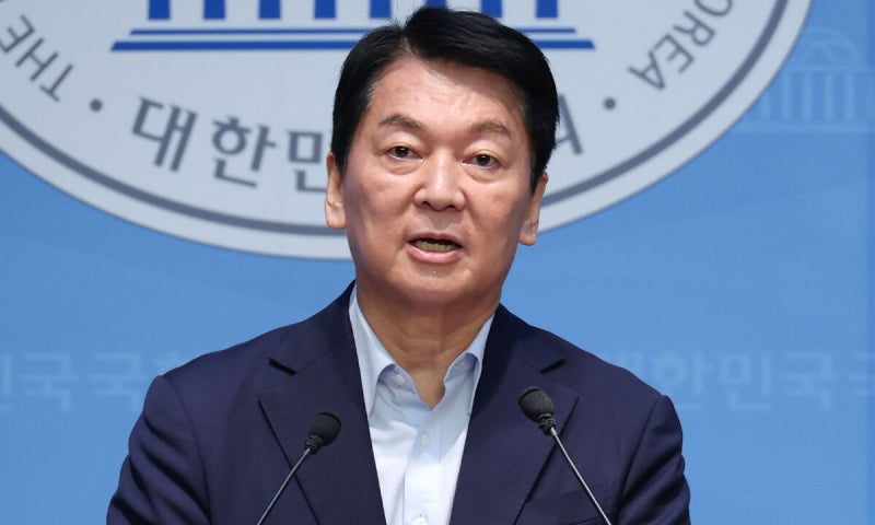 <b>안철수</b>, ‘김문수 <b>사퇴</b>’ 요구… “李에게 대통령 헌납”