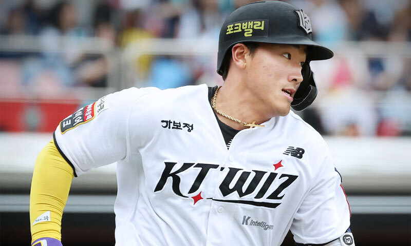 규정타석 채운 kt <b>안현민</b>, 단숨에 타율·출루율·장타율 1위…신인 최고...