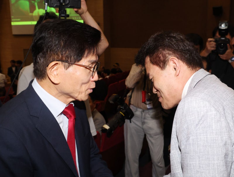 <b>김문수</b>, 전한길 주최 <b>토론회</b> 참석...<b>극우</b> 지지층 확보할까