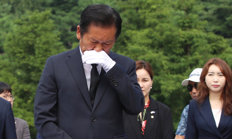 “잘 하겠습니다”‥ <b>정청래</b>, 노무현 전 <b>대통령</b> 묘역 참배서 눈물