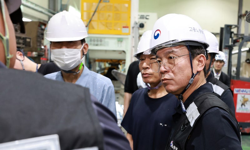 <b>김영훈</b> 노동부 <b>장관</b> “포스코이앤씨 면허 취소 방법 검토”