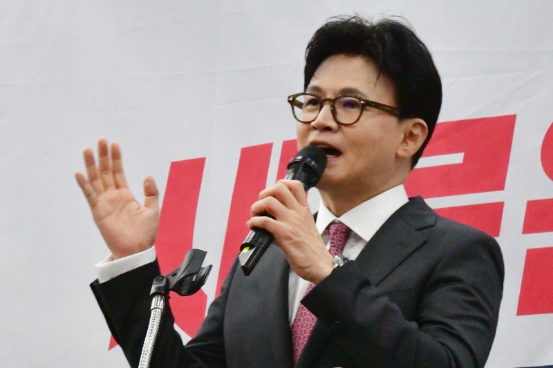 <b>조국</b> “윤·한 용서할 수 없다”…<b>한동훈</b> “무죄면 재심 청구하라”