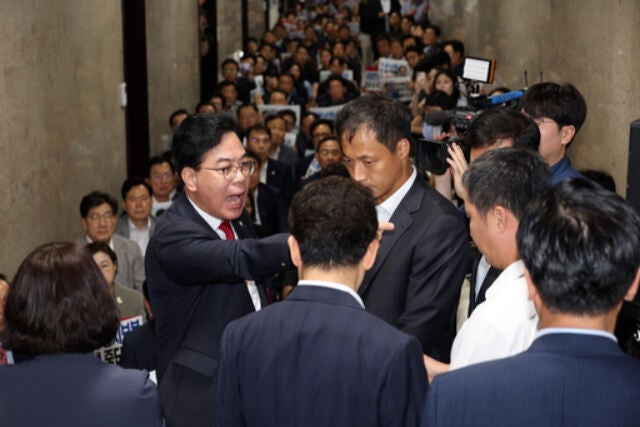 <b>내란 특검</b>, 국민의힘 <b>원내대표실 압수수색</b> 무산…국힘 “무기한 농성 시...