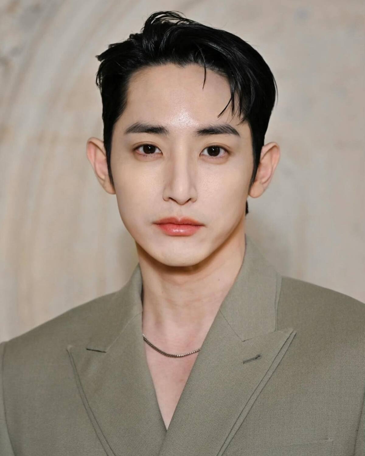 <b>이수혁</b>, 中 <b>팬미팅</b> ‘12시간 <b>혹사</b>’ 논란…소속사는 주최 측에 감사?