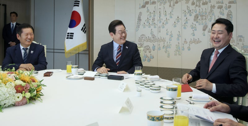 鄭 “李대통령이 하모니 메이커”… 張 “악수하려 쑥·마늘 먹어” [李...