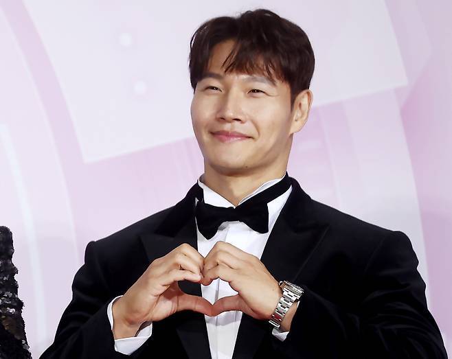 <b>김종국</b>, <b>아내</b> 루머 직접 해명 "연애 기간 짧아…20살 차이 안 나"
