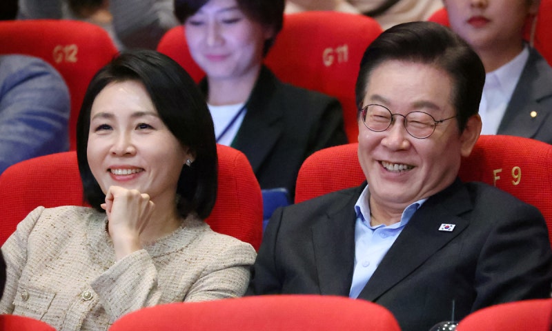 李대통령, 부산국제<b>영화</b>제 방문…“<b>영화 산업</b> <b>지원</b> 의지”
