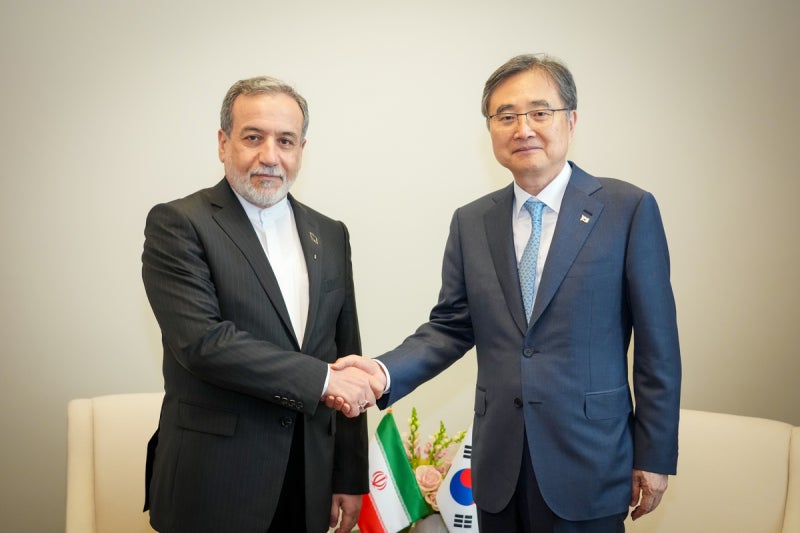 <b>조현</b>, 이란 <b>외교장관</b>과 <b>회담</b>… “미래협력 기반 확대”