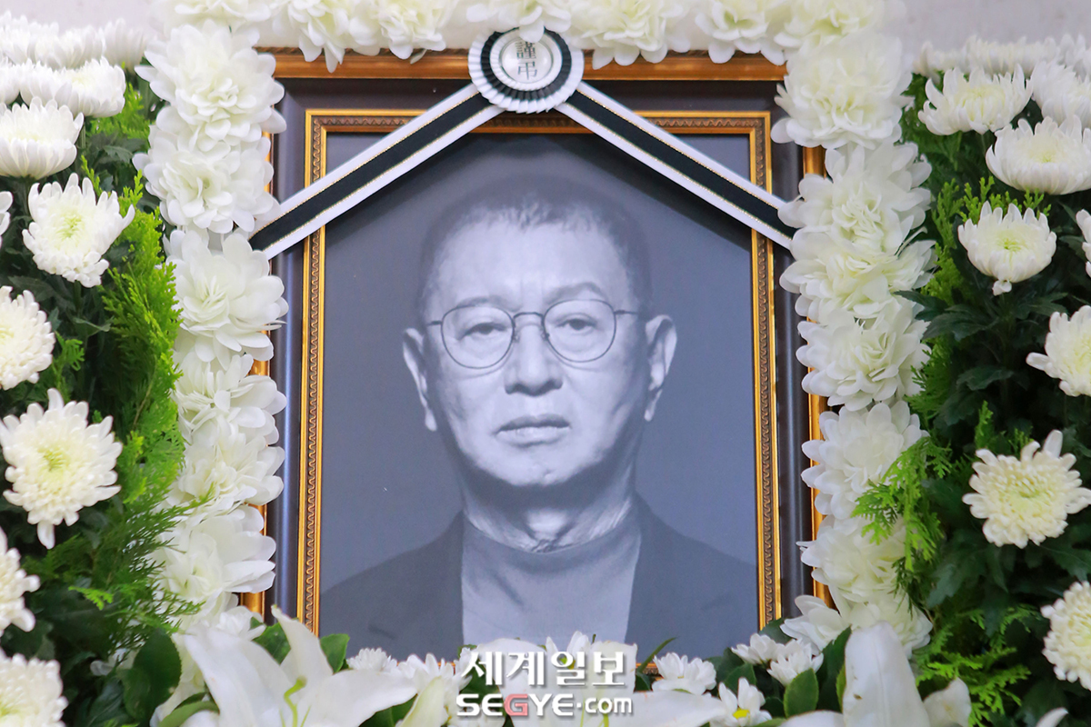 <b>전유성 빈소 조문</b>행렬…'전처' 진미령 근조화환 애도
