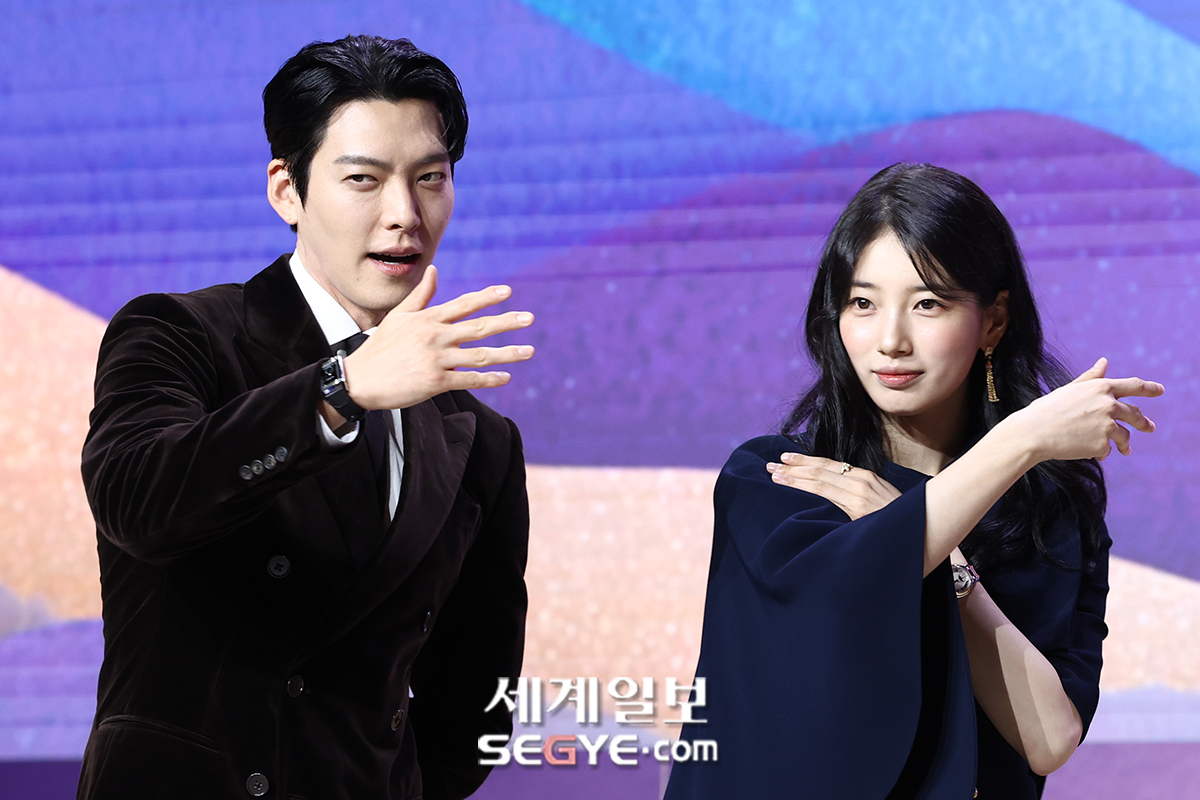 [포토] <b>김우빈</b>-<b>수지</b> '<b>다 이루어질지니</b>'