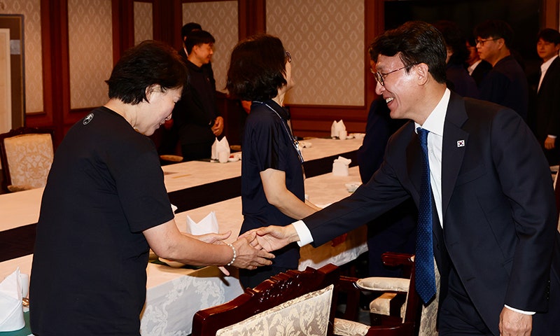 <b>김민석 총리</b>, 정부청사 <b>환경실무원</b>들과 오찬…"현장 어려움 고민할 것"