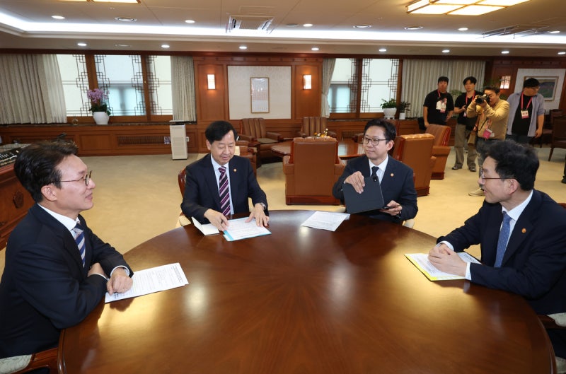 '국무<b>총리</b>-<b>부총리 회의체</b>' 첫 가동…내각 통할 방안 논의