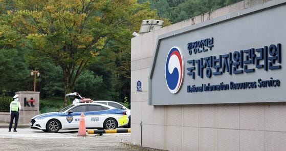국가<b>전산망</b> 장애 <b>담당 공무원</b>, 세종청사서 <b>투신</b> 사망