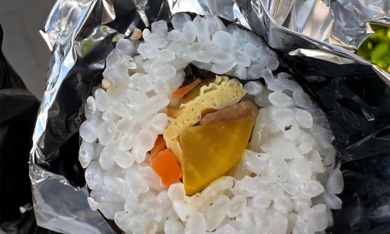 "이게 4천원짜리 <b>김밥</b>?"…<b>제주 축제</b>서 '<b>바가지</b> 논란'으로 판매 중단