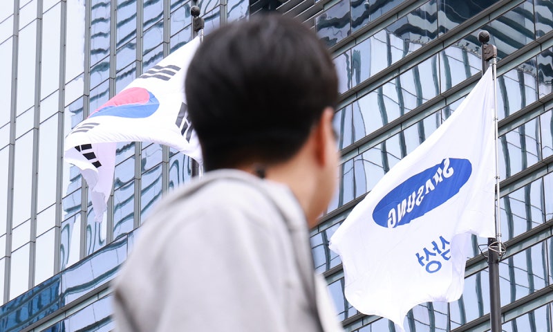 <b>삼성전자</b> 3분기 영업익 12.1조… 1년여 만에 ‘10조 클럽’ 복귀
