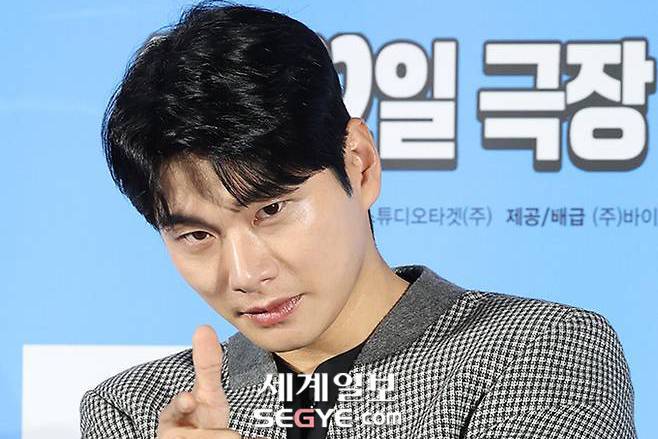 <b>이이경</b> 사생활 폭로자 “<b>AI 사진</b>으로 <b>장난</b>” 돌연 사과