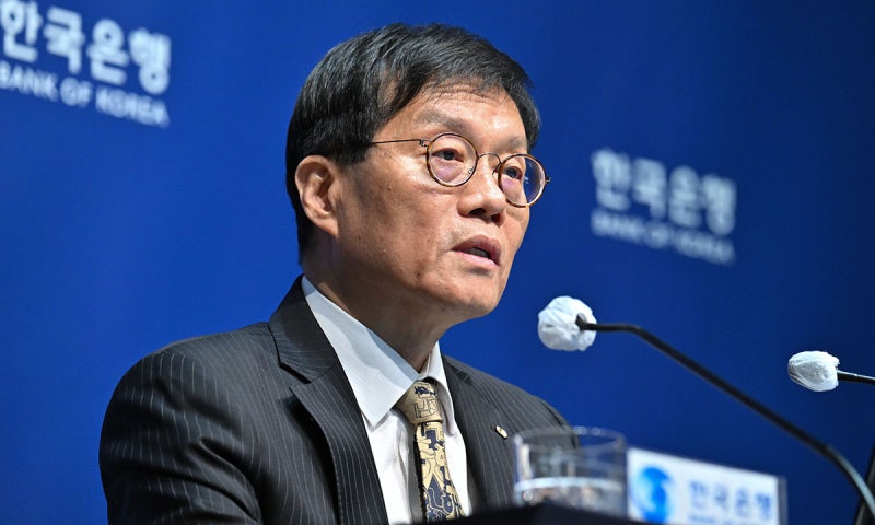 <b>부동산</b> 과열·환율 불안정에 금리 3연속 동결