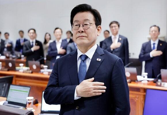 [속보] 李대통령 <b>지지율</b> 56%…전주보다 2%p <b>상승</b> [한국갤럽]