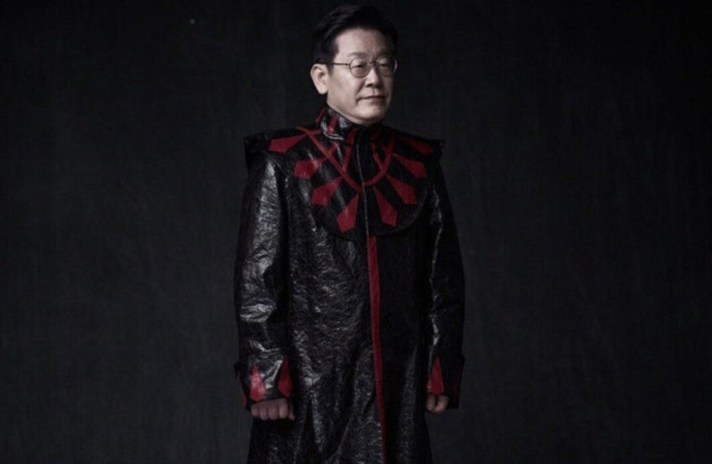 ‘마왕’ <b>신해철</b> <b>무대의상</b> 입고 등장한 이 대통령... 무슨 일?