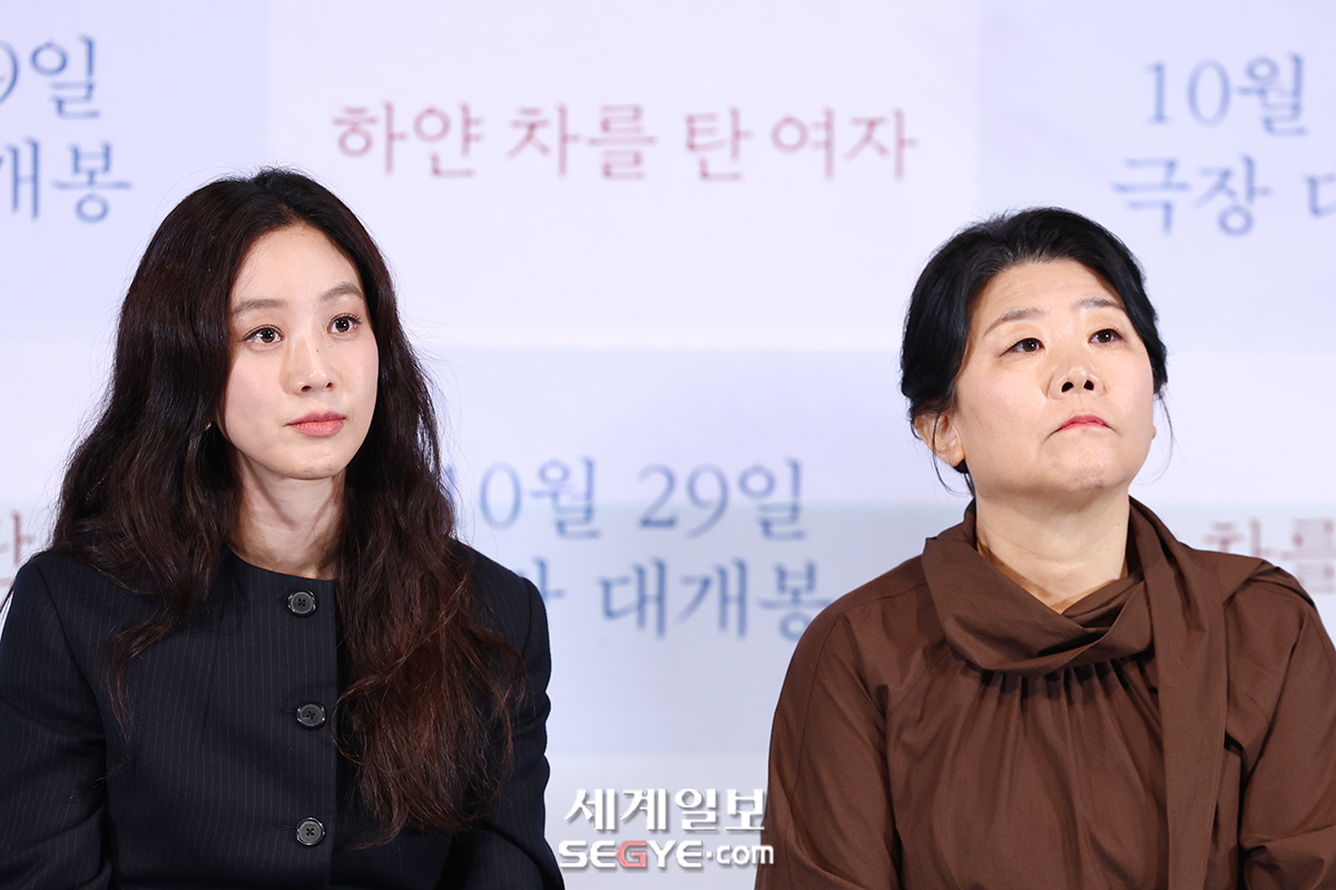 [포토] <b>정려원</b>-이정은 '<b>하얀 차</b>를 탄 여자'