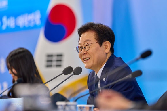 [속보] 李대통령 “신의 영역 대신하는 <b>소방공무원</b> 고귀한 <b>헌신</b>에 걸맞...
