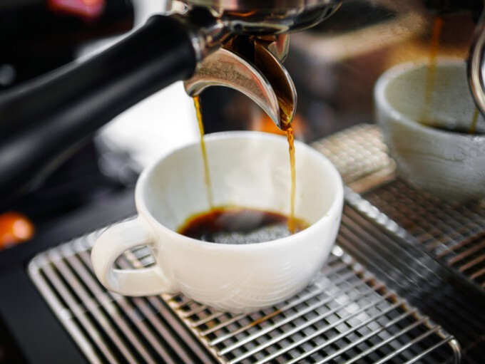 “아침은 건너뛰면서 커피는 마신다고요?”