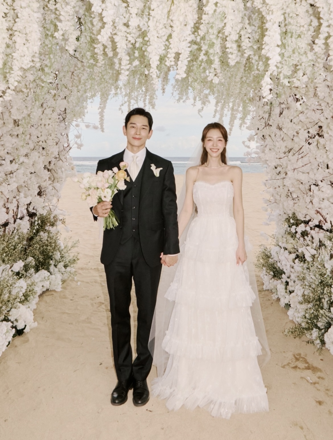 ‘민아에게 온, 주완’ <b>온주완</b><b>방민아</b>, <b>발리 결혼</b>식 사진 공개