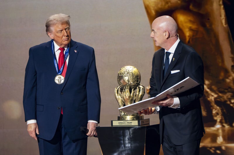 트럼프 헌정용 1호 평화상?… <b>월드컵 조추첨</b>식서 FIFA 신설 평화상 받은...