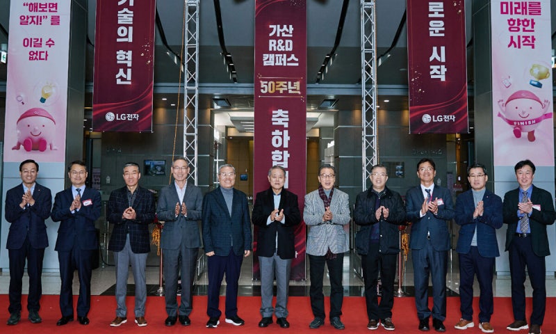 ‘세상에 없던 가전’ 반세기 기술 혁신… “<b>AI</b> 홈 <b>시대</b> 주도”