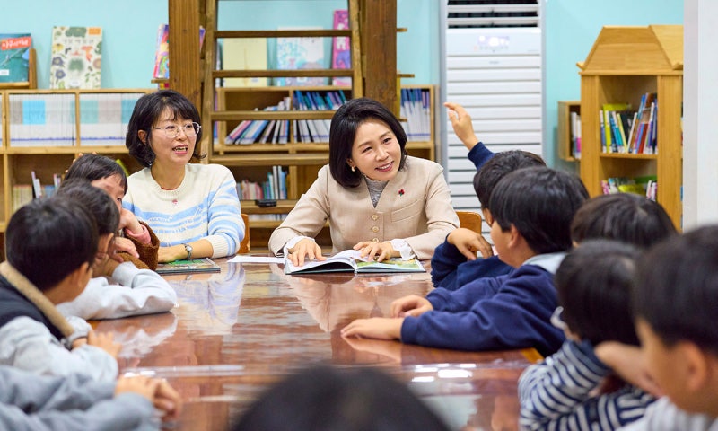 ‘<b>쌍샘자연교회</b>’ 찾은 <b>김혜경 여사</b> “<b>상생</b>의 현장…우리 사회가 나아가...