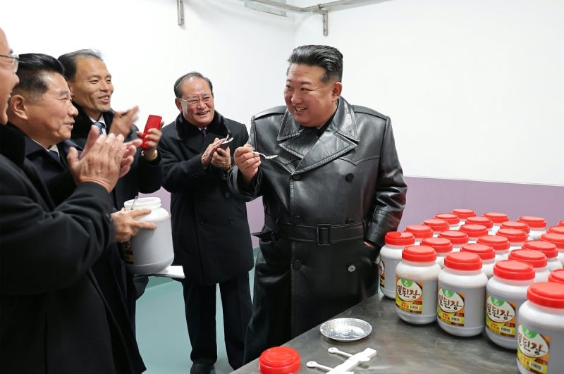 <b>김정은</b>, 사흘 만에 찾은 <b>지방공장</b> 준공식서 “<b>자력갱생</b>”
