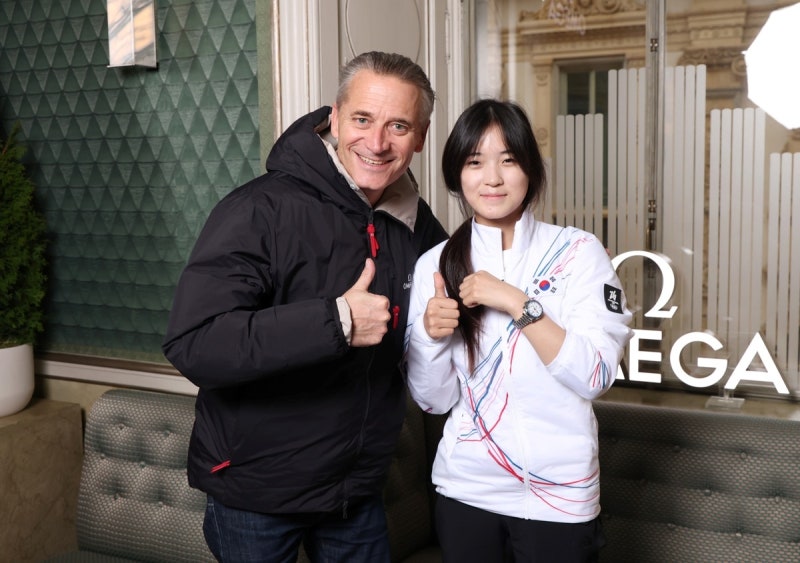 대한민국 첫 金 최가온, 오메가로부터 '2026 올림픽 에디션 시계' 받았다