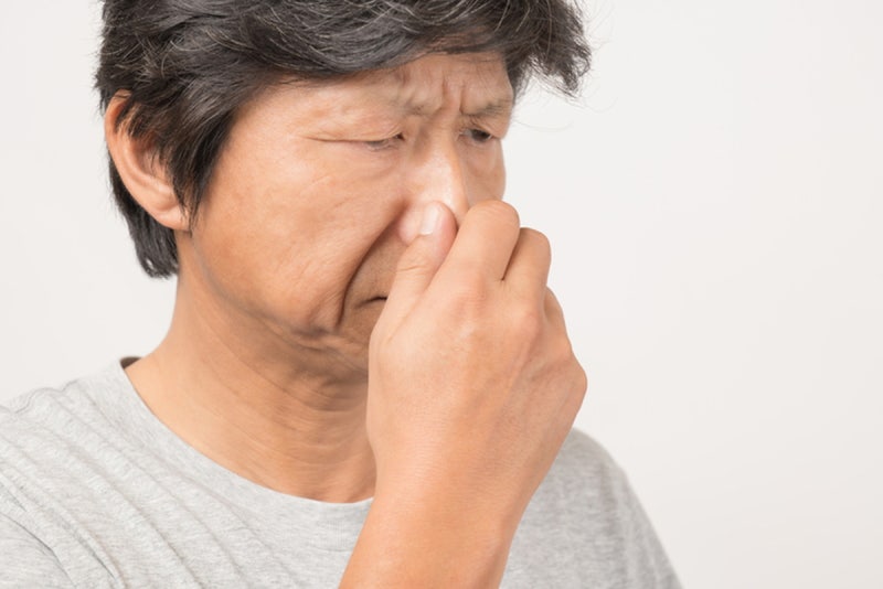 “아무리 씻어도 안 지워져”…40대부터 피어오르는 ‘식은 종이 냄새’의 정체