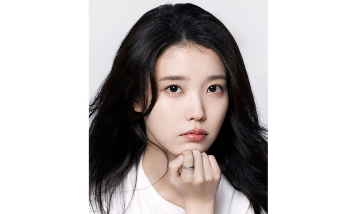 “모든 사회·정치적 사안 후원 의무 없어”…아이유 팬덤 나섰다