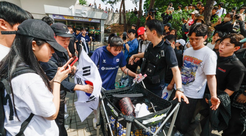 나흘째 이어지는 재선거 시위 '<b>핸드볼</b> 선수들 가방도 검사' [한강로 사진...