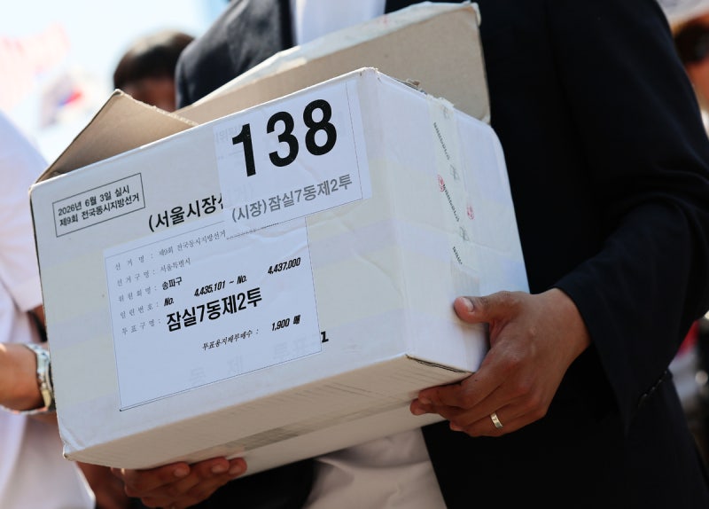 돌연 사라진 투표상자 들고 나타난 전한길…선관위 “돌려받을 계획 없어”