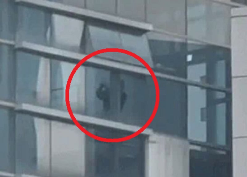 난리난 와중에 골프 연습?…선관위 직원 ‘스윙’ 영상 논란